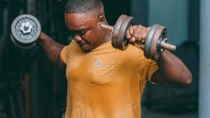 Perbedaan Repetisi Rendah vs Tinggi untuk Membangun Otot