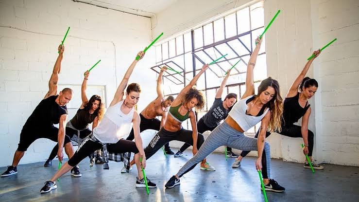 Manfaat Latihan Poundfit Menggunakan Stik Musik